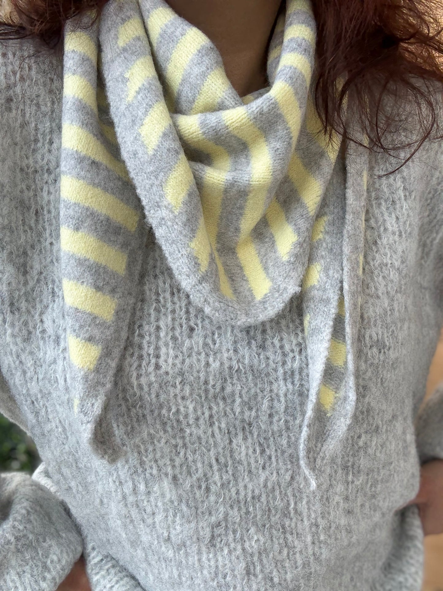 Foulard echarpe triangle Bonny gris jaune