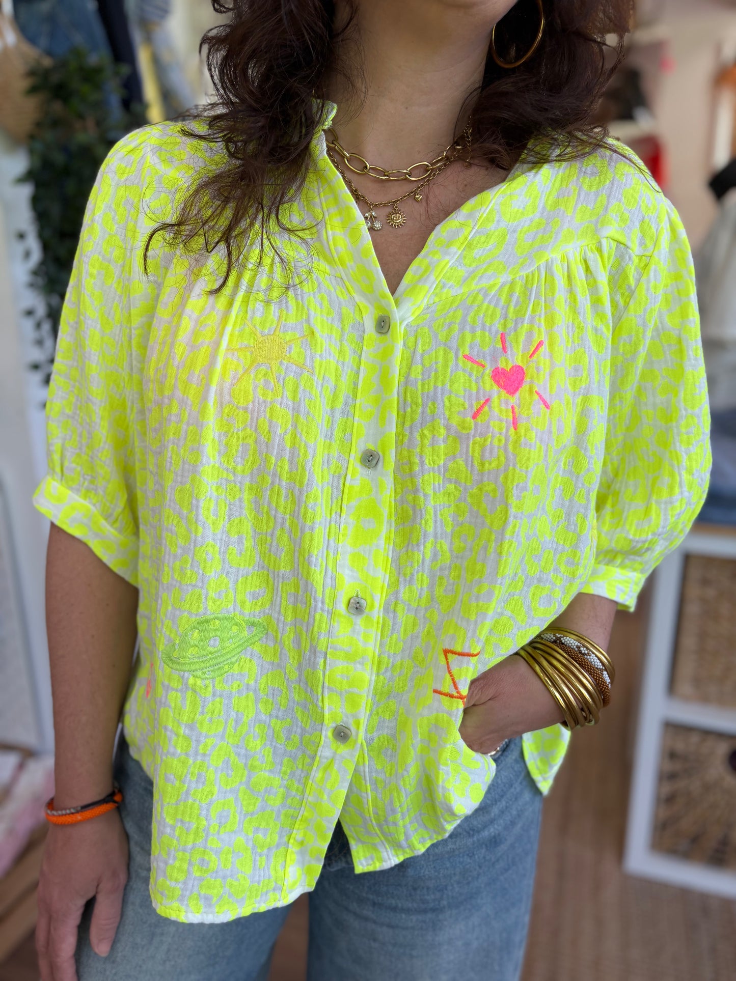 CHEMISIER IMPRIMÉ LEOPARD – Broderies fun – Jaune fluo